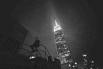 夜中高楼与攀爬者