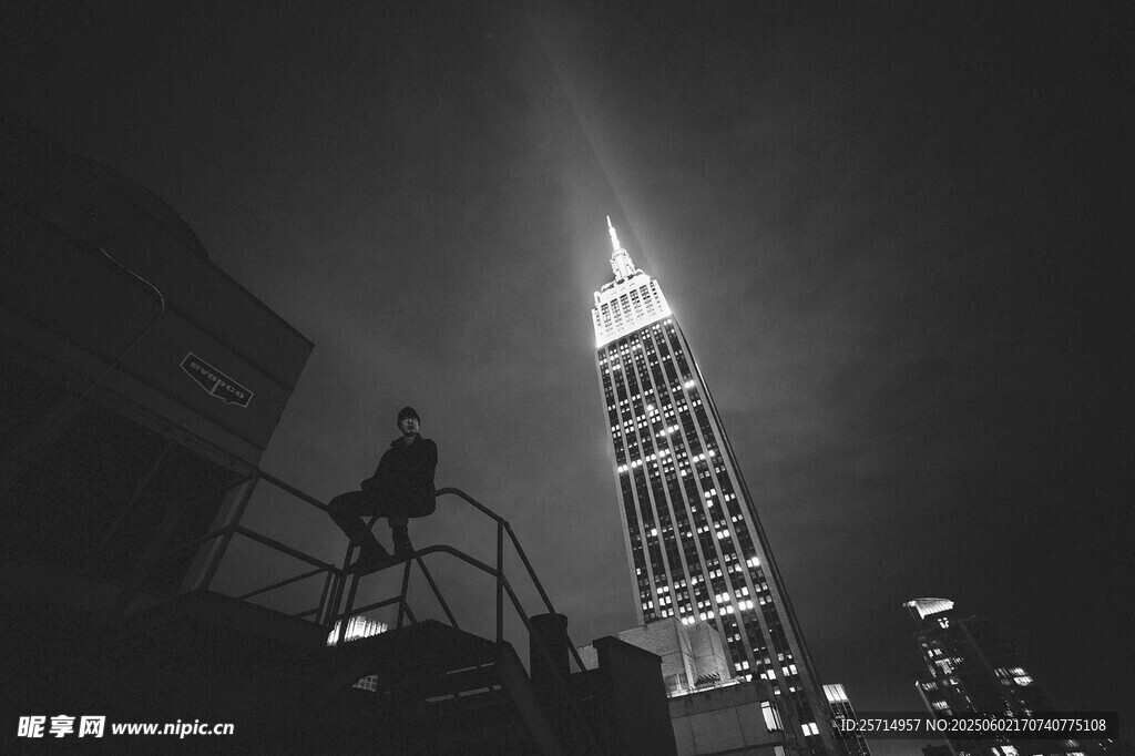 夜中高楼与攀爬者