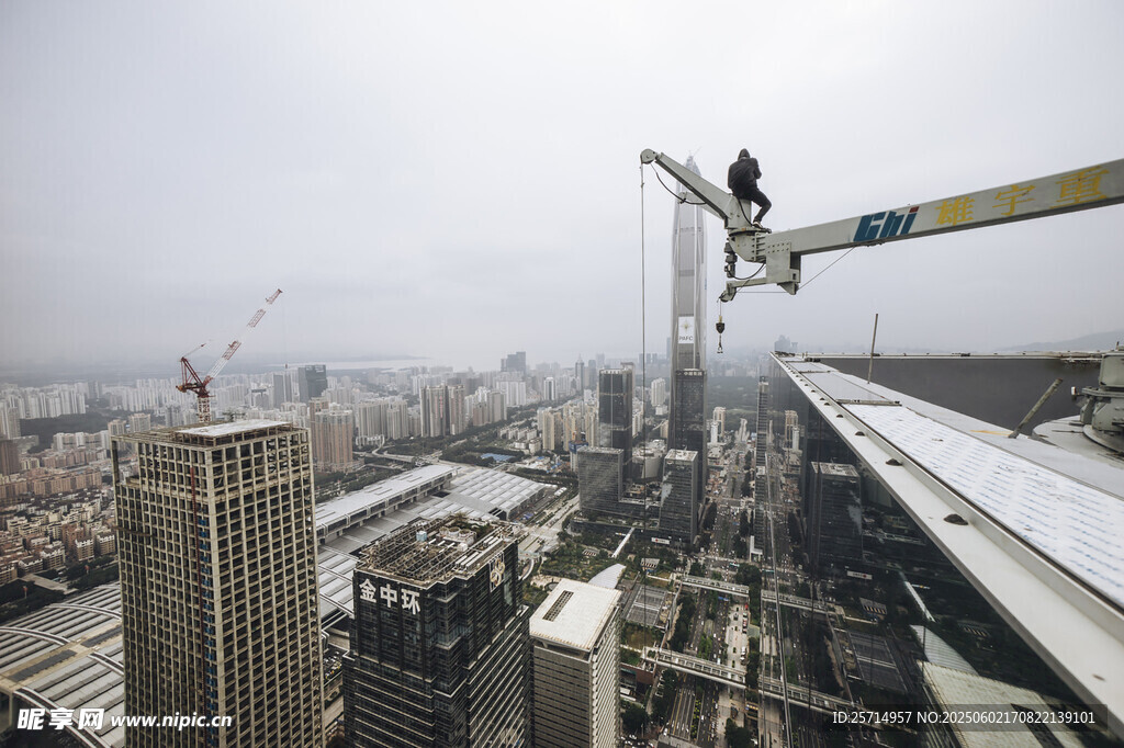 高空作业中的城市建筑景观