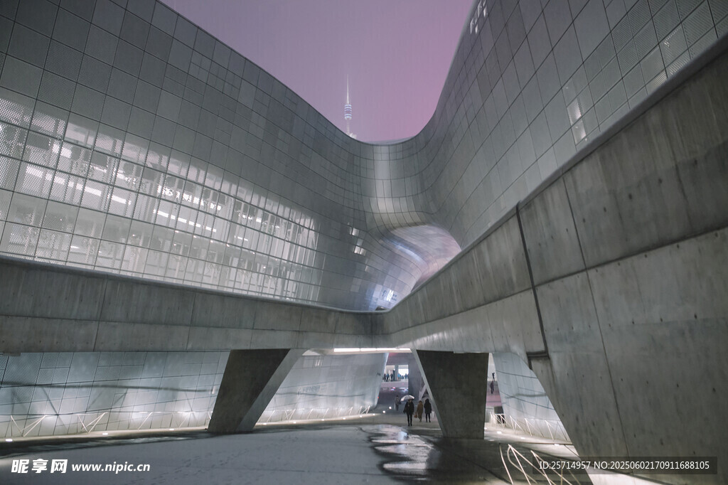 未来感工业风室内建筑空间