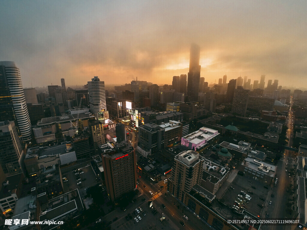 夕阳下的繁华都市景观