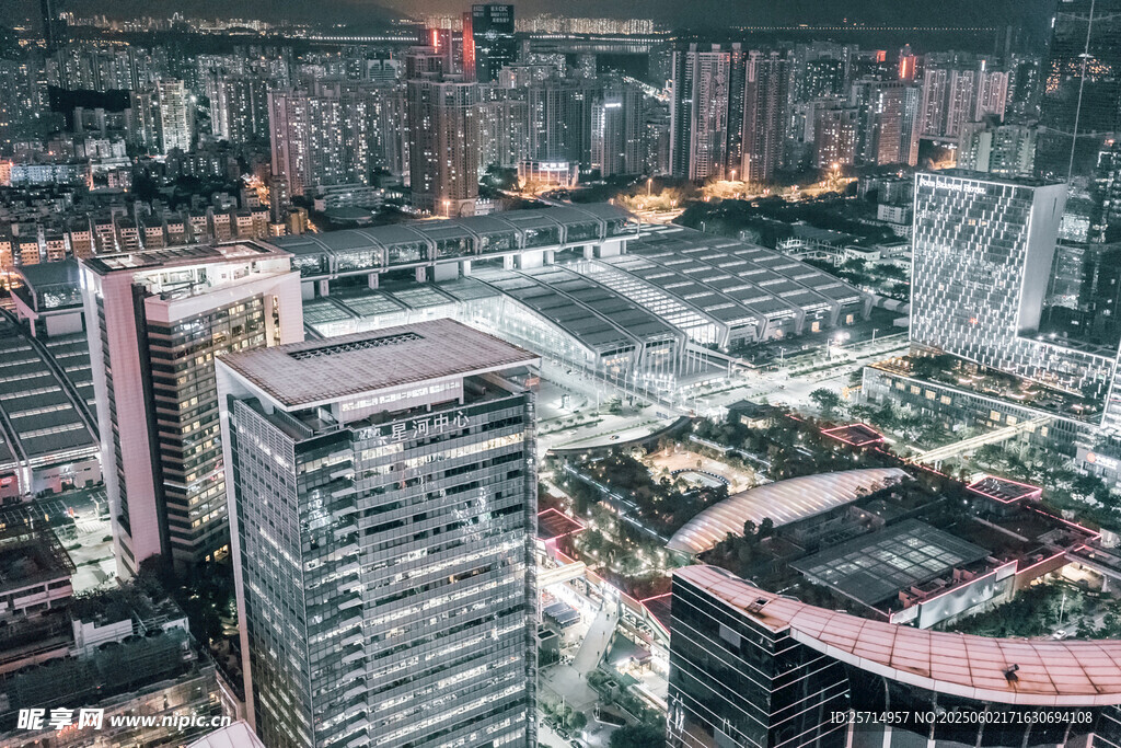 俯瞰繁华都市建筑群