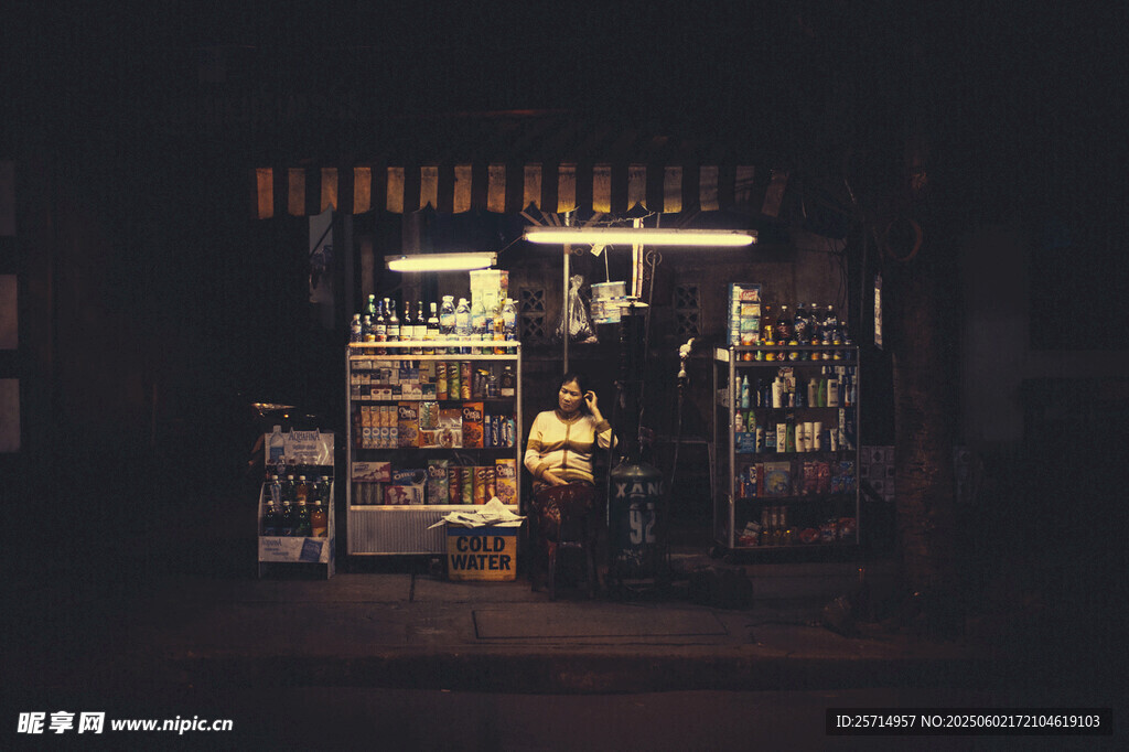 夜晚街边亮灯的小店