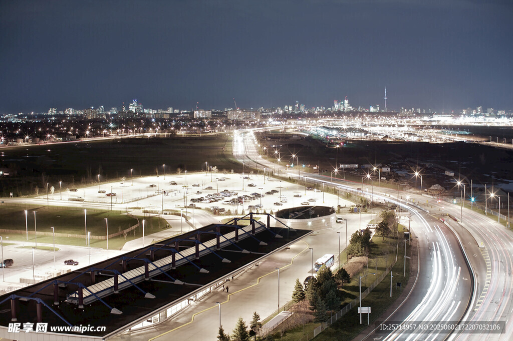 城市夜景中的公路与建筑
