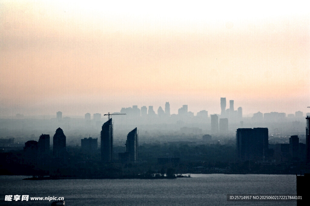 雾中城市天际线景观