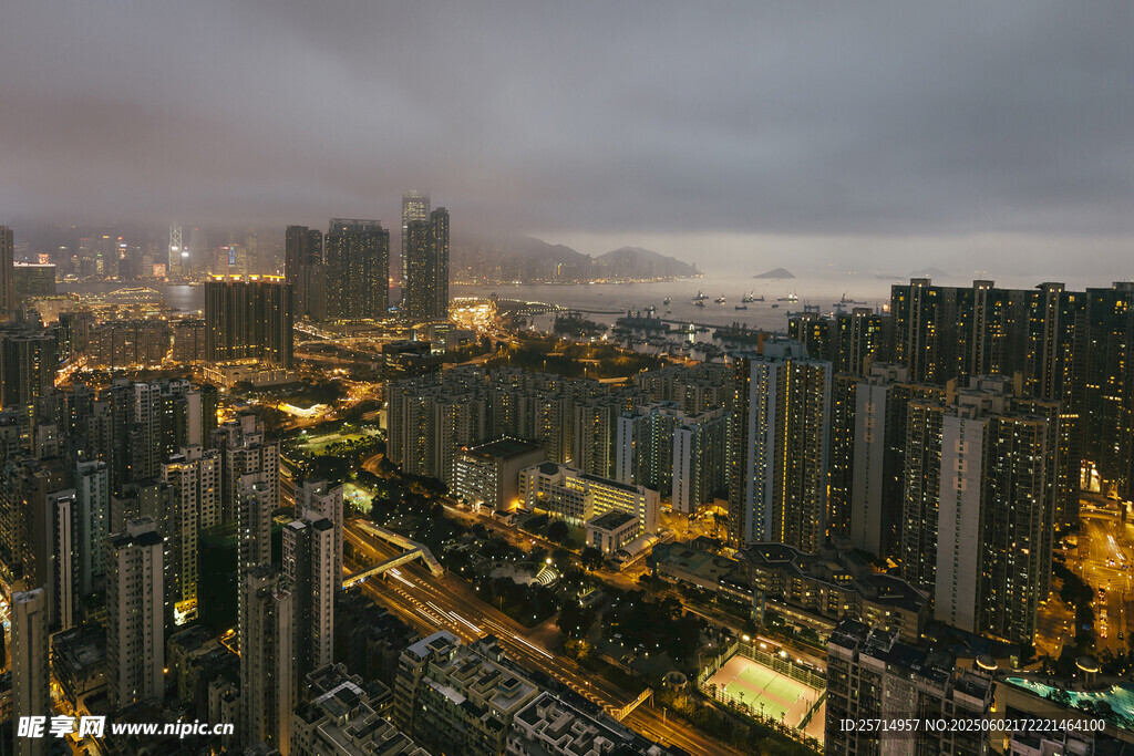 城市夜景高楼林立灯火璀璨
