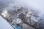 雾中雪覆城镇景象