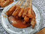 美味鸡肉串搭配特色酱料
