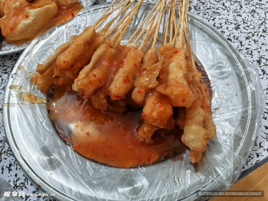 美味鸡肉串搭配特色酱料