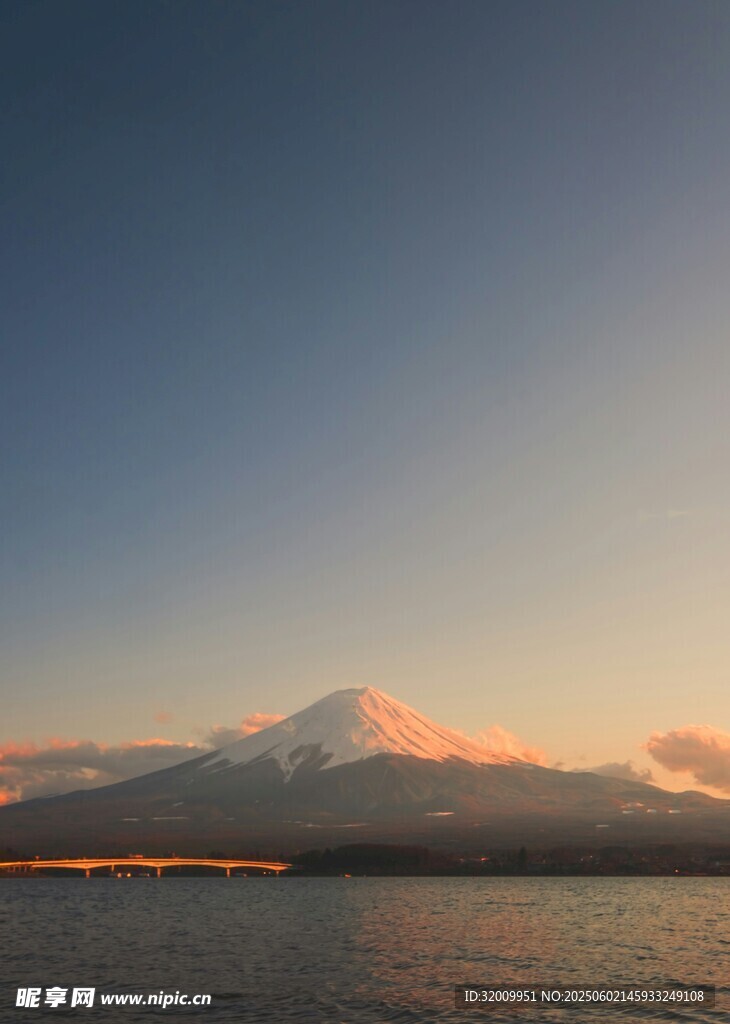 富士山湖畔的绝美黄昏