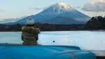 湖畔独赏富士山的身影