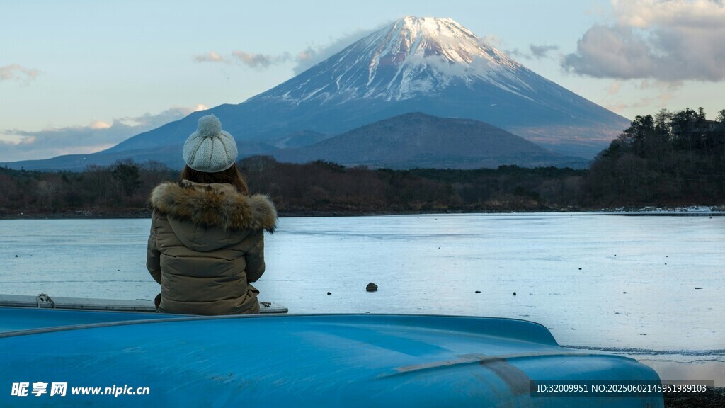 湖畔独赏富士山的身影