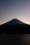 黄昏下的富士山与湖水