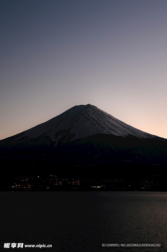 黄昏下的富士山与湖水