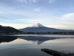 富士山倒映湖面美景