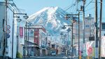 小镇街道与远处雪山景观