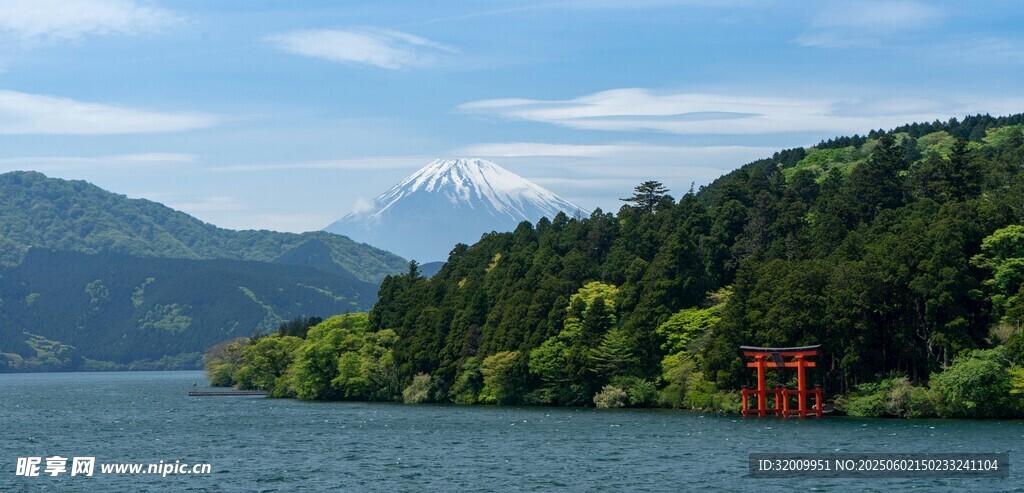湖畔红亭与青山绿水