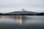 富士山下静谧湖水美景