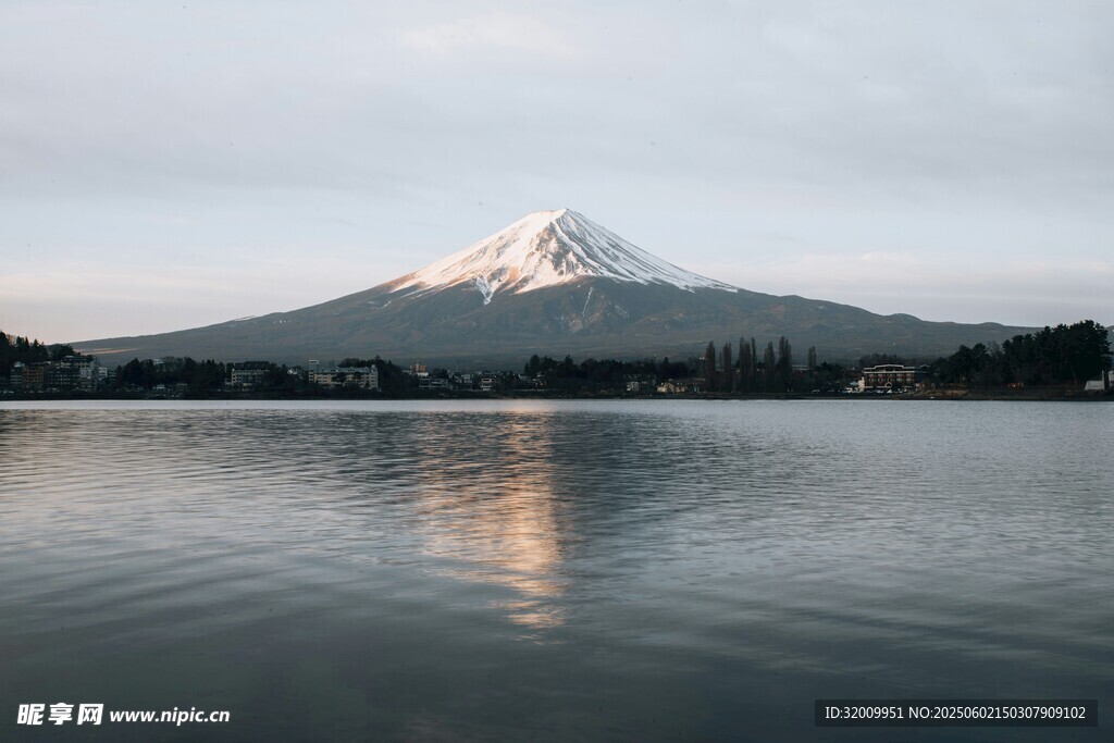 富士山下静谧湖水美景