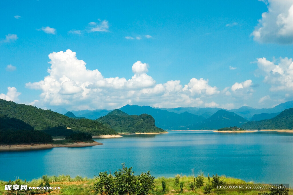 美丽湖景与远山蓝天白云
