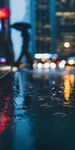 雨夜城市街道行人倒影