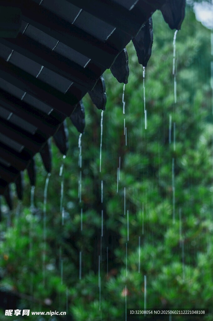屋檐下的雨景