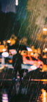 雨夜街头行人撑伞景象