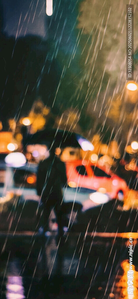 雨夜街头行人撑伞景象