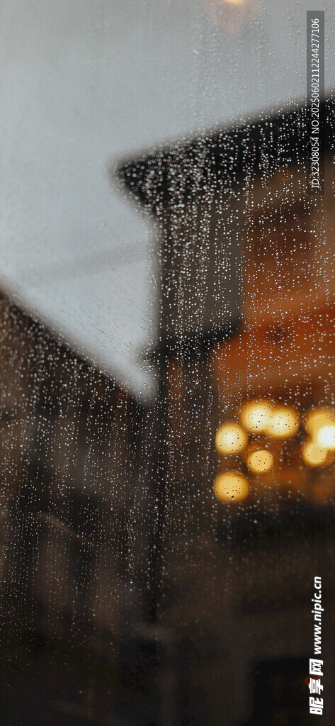 雨中朦胧的灯火建筑