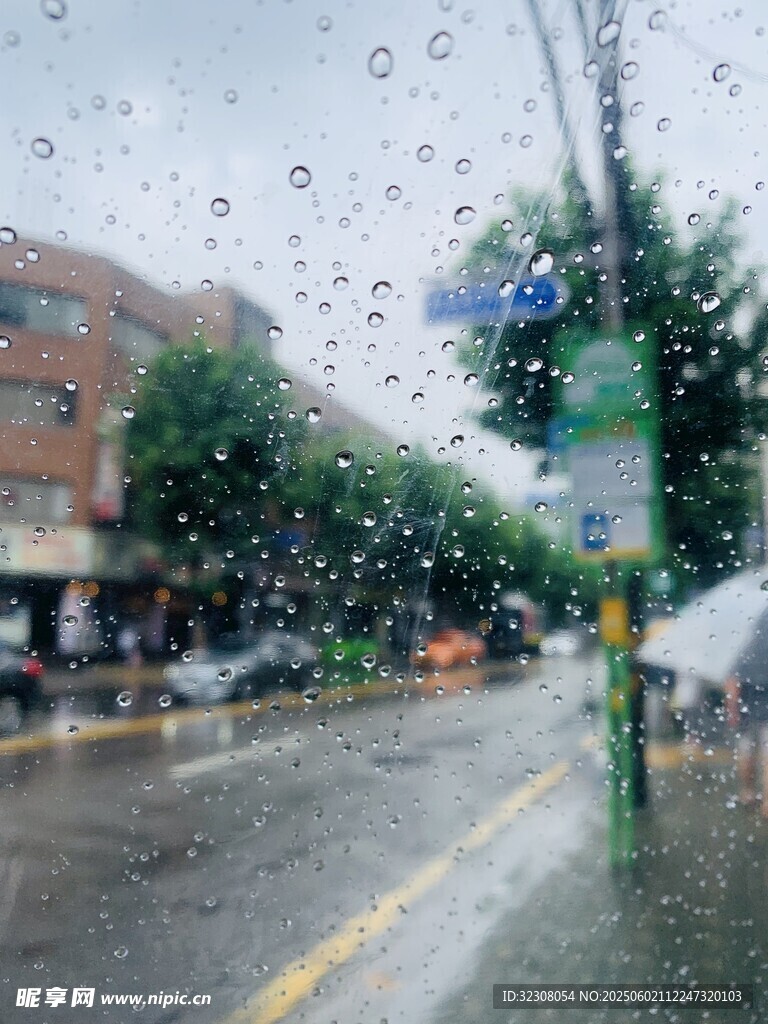 雨中街道景象
