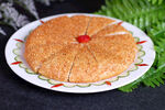 美味特色饼摆于盘中
