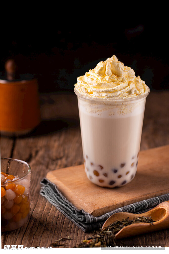 美味珍珠奶茶配奶油顶