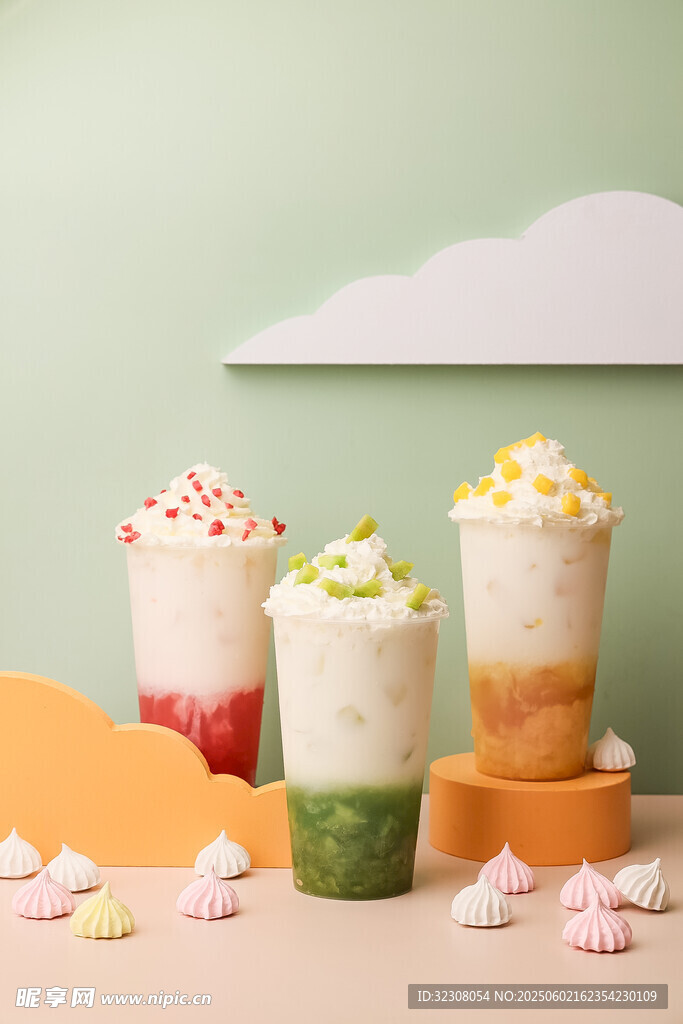 多彩奶昔配棉花糖甜点