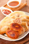 香煎饺子配蘸料诱人美味