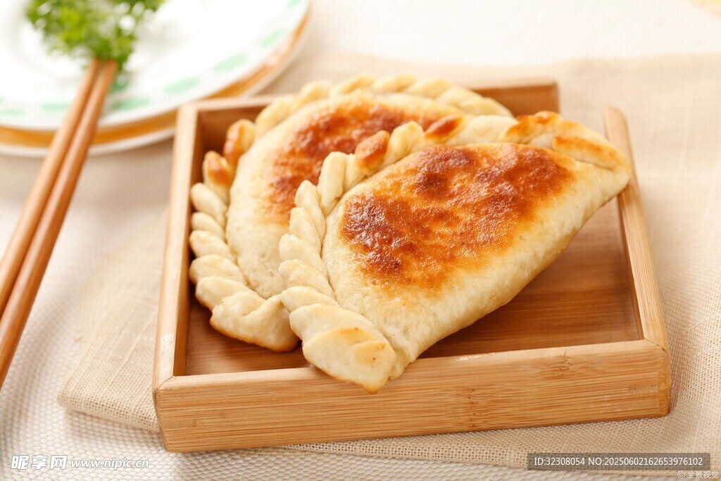 木盘煎饺配筷子