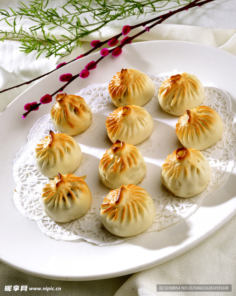 美味煎饺摆放在精致盘中