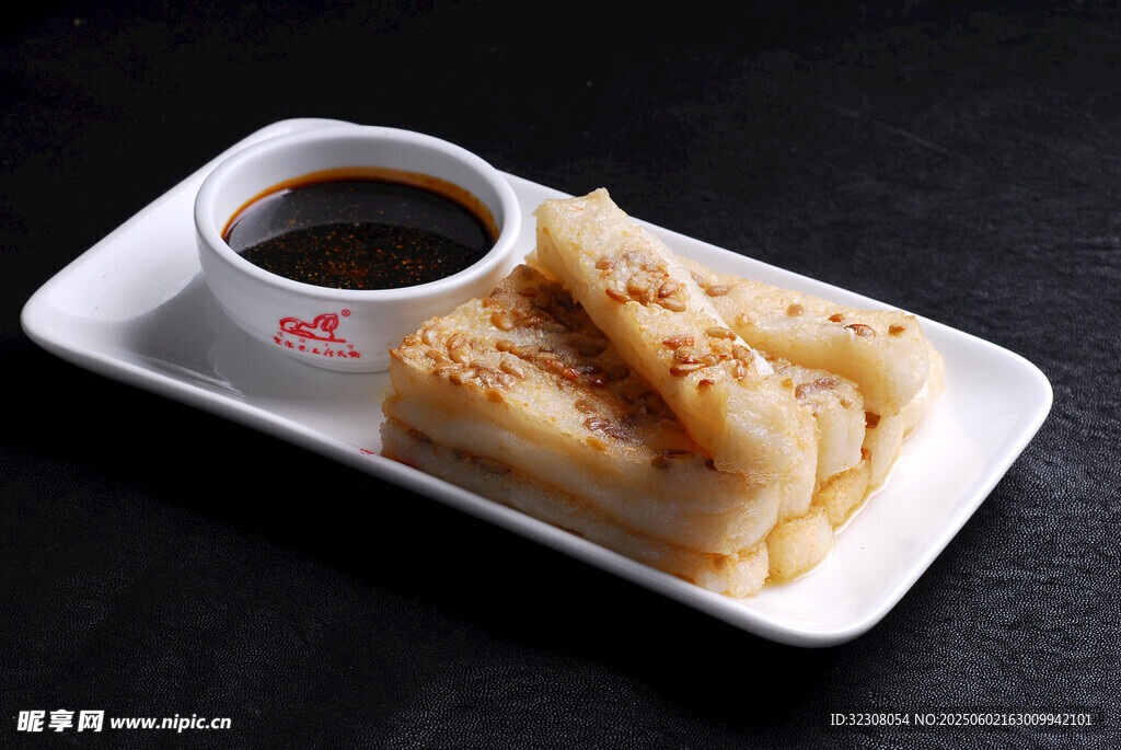 美味煎饺配蘸料