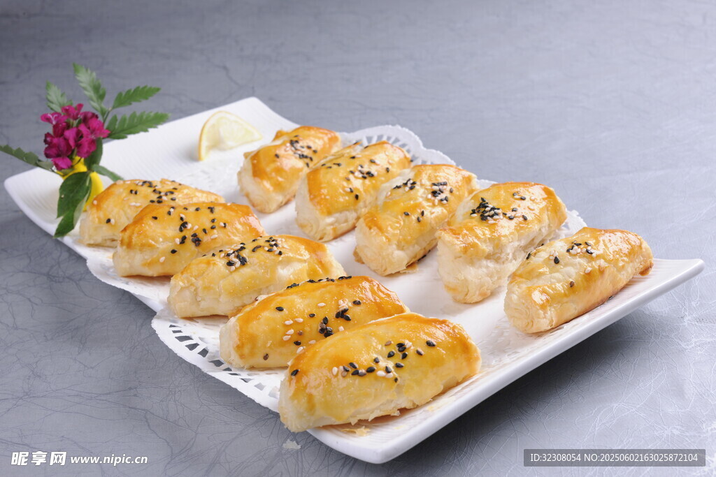 美味煎饺摆盘精致诱人