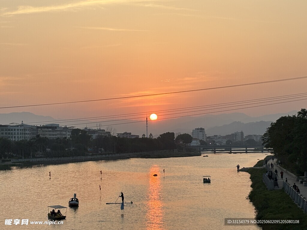 夕阳下的河畔船只美景