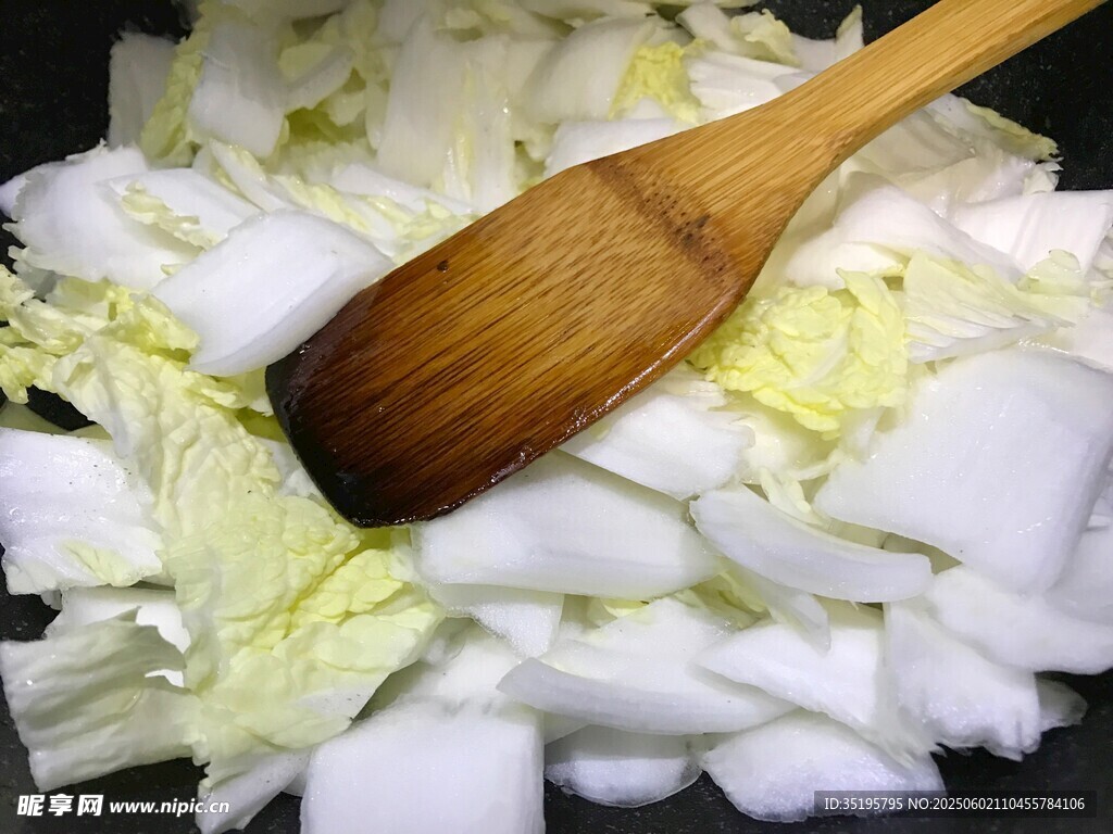 木勺置于切碎的白菜上