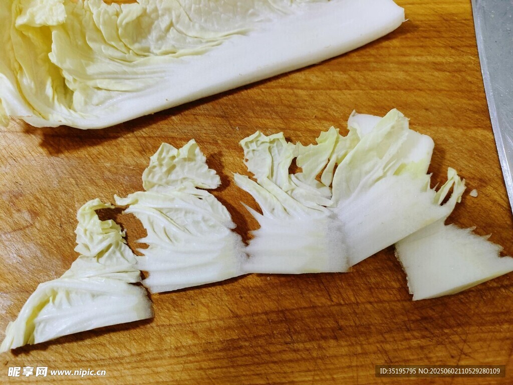 切好的白菜段摆放在案板上