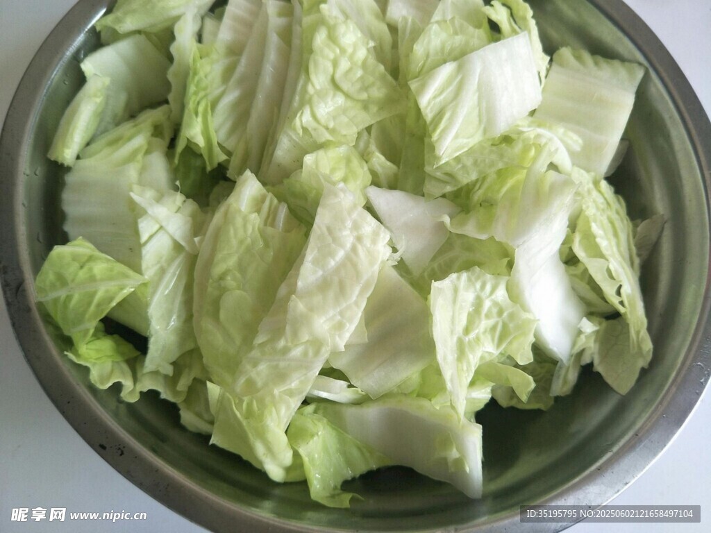 碗中新鲜生菜叶