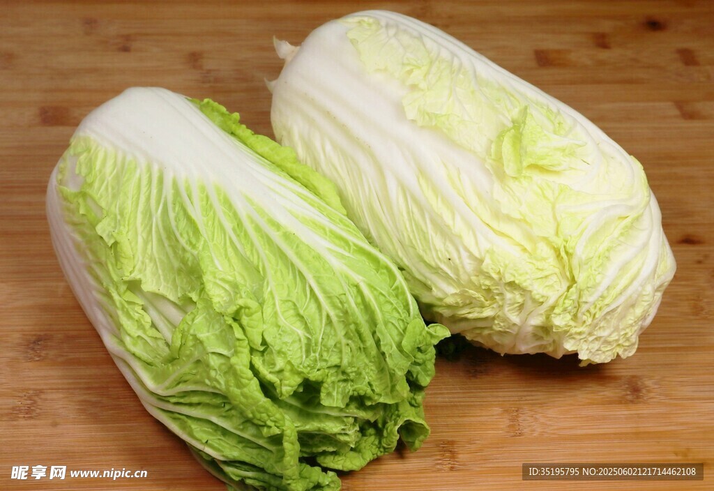 两颗新鲜大白菜