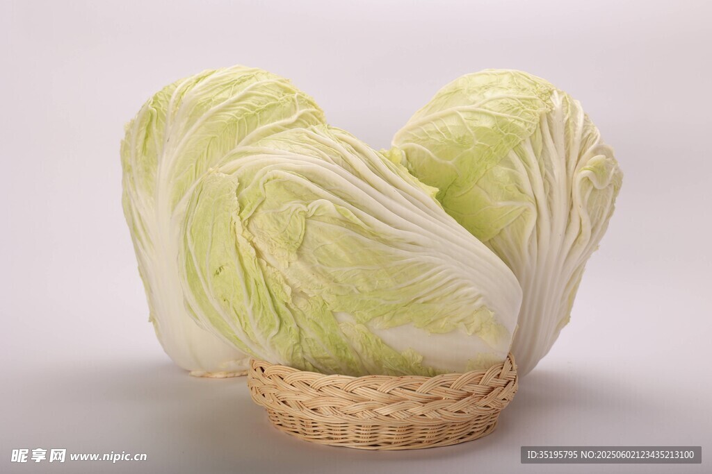 竹篮中的新鲜大白菜