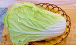 新鲜大白菜置于竹篮中