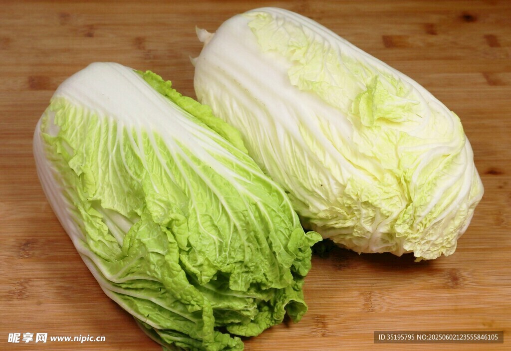 两颗新鲜大白菜