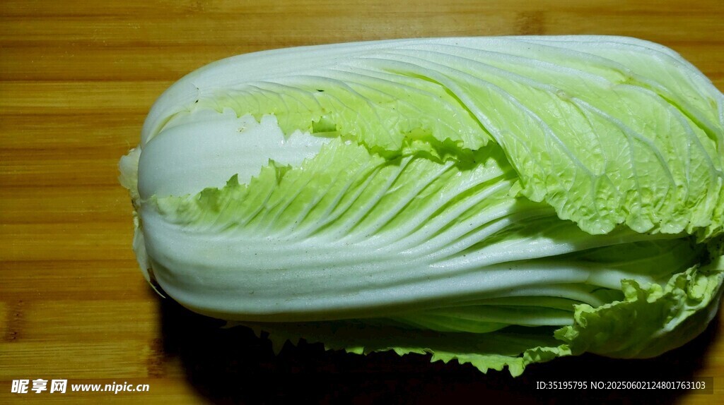 新鲜大白菜摆放在木桌上