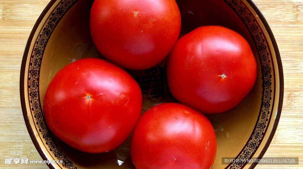 碗中鲜红饱满的西红柿