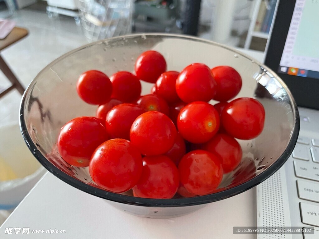 碗中鲜红小番茄