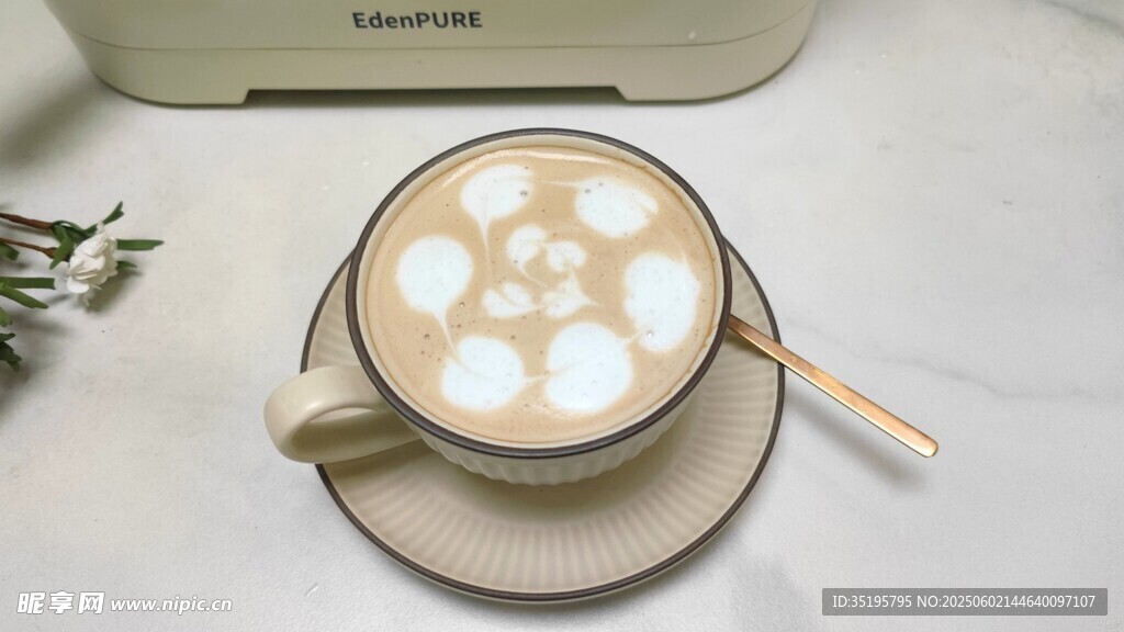 精致拉花咖啡摆拍画面